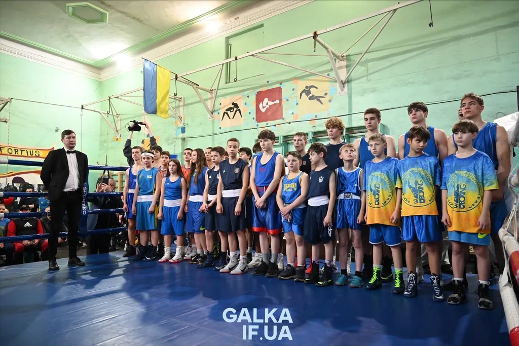 Юні боксери на змаганнях у спортивному залі