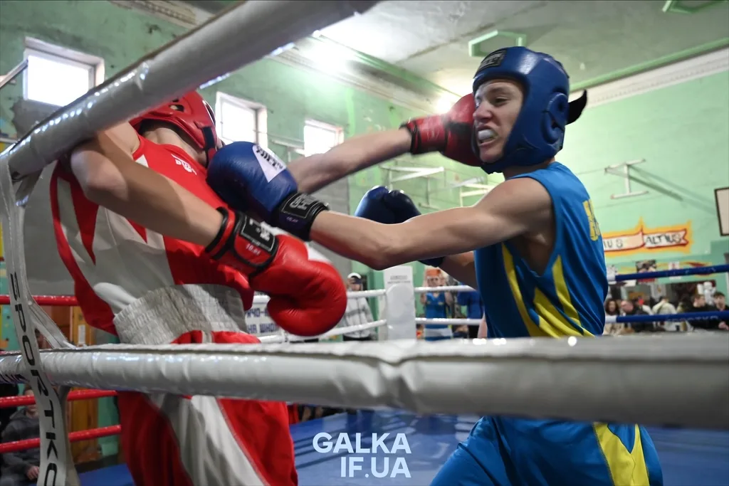 Двоє боксерів змагаються на ринзі