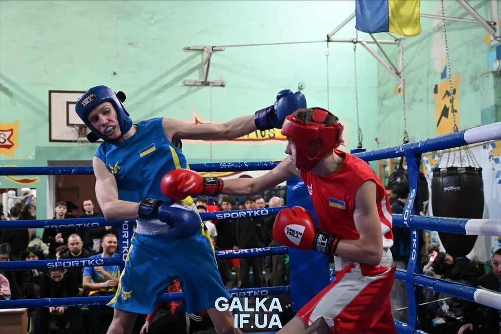 Двоє боксерів змагаються на рингу в Україні
