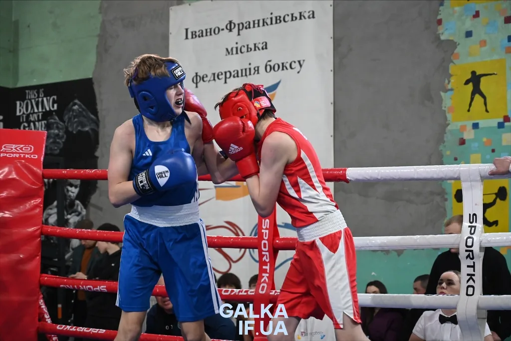 Двоє молодих боксерів змагаються на рингу