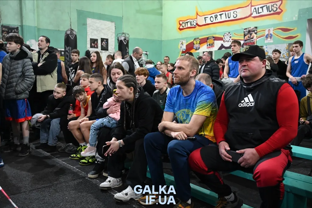 Глядачі спостерігають за боксерським турніром у спортзалі