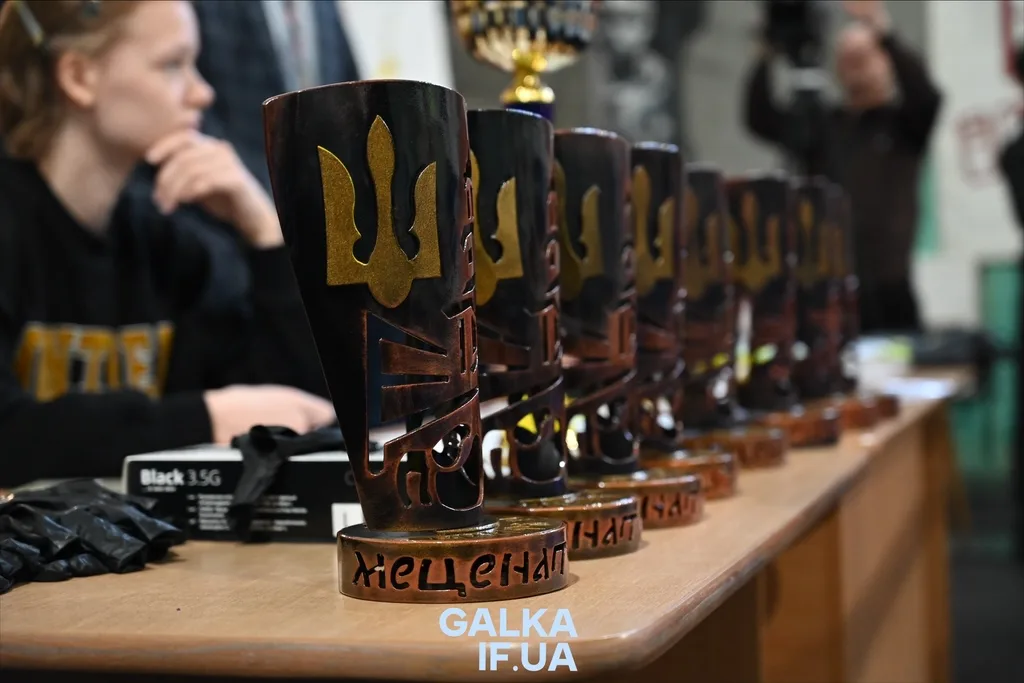 Трофеї з тризубом на столі під час змагань