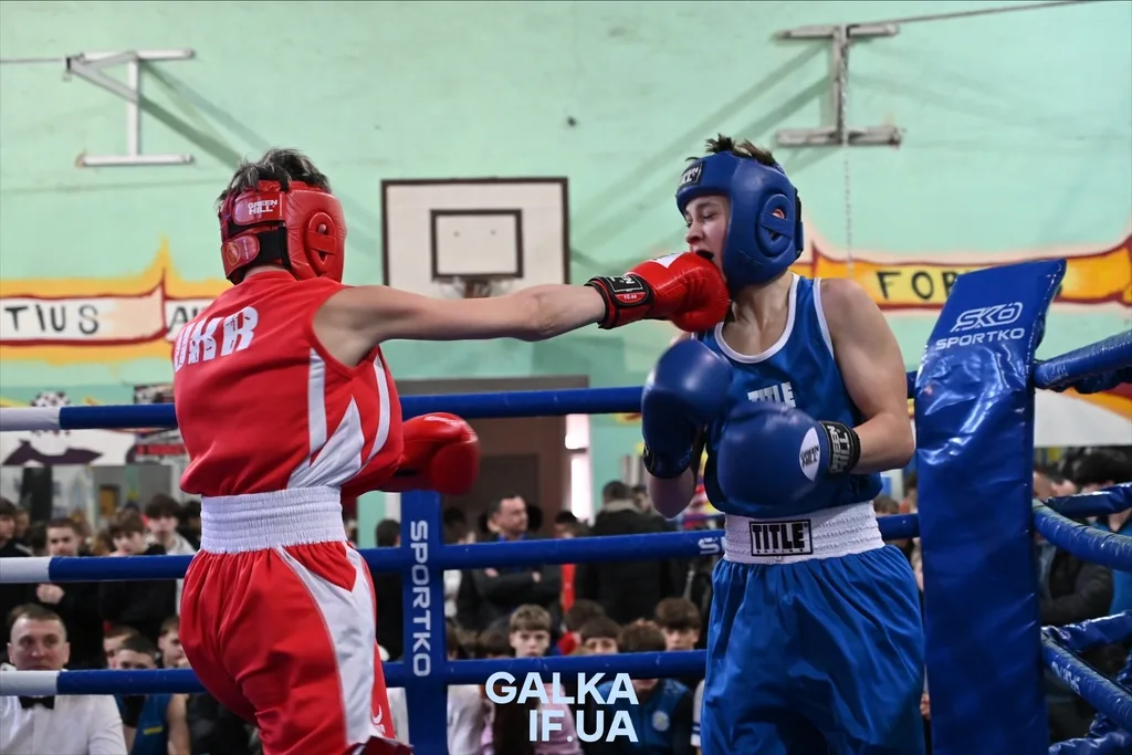 Юні боксери змагаються на рингу