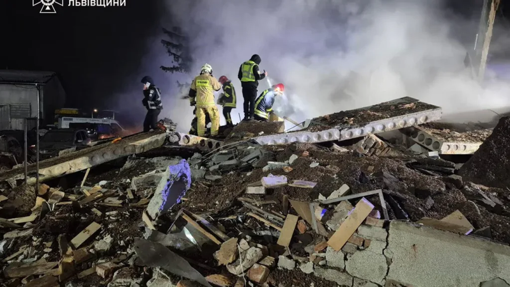 Рятувальники працюють серед руїн після вибуху