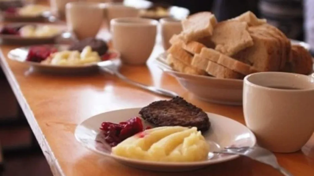 Обід із пюре, котлетою, хлібом і чаєм