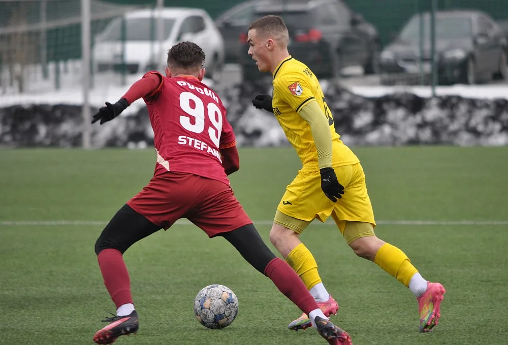 Футболісти змагаються за м'яч на полі