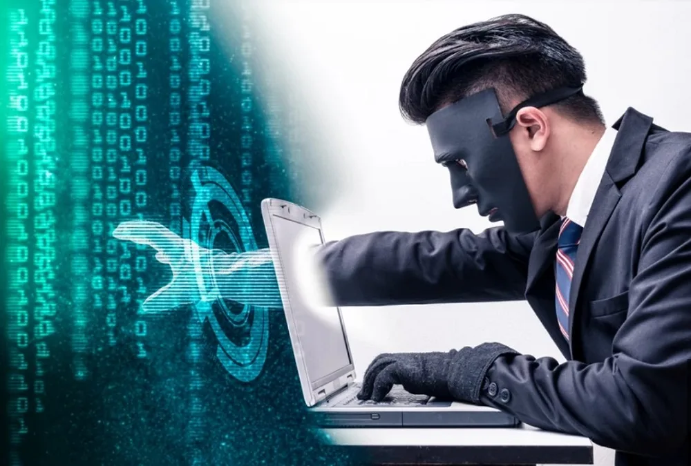 Хакер здійснює кібератаку через ноутбук
