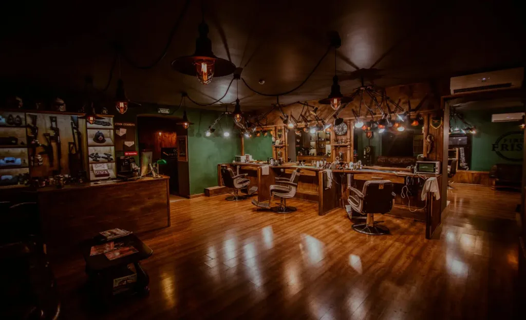 Інтер'єр сучасного барбершопу з дерев'яним оздобленням