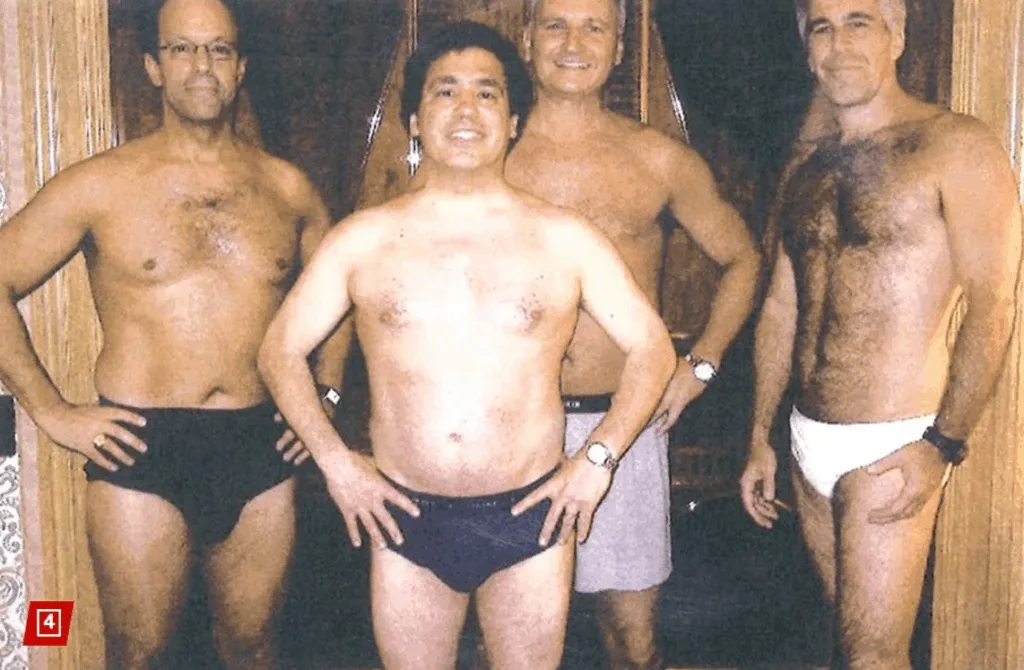 Чотири чоловіки стоять у спідній білизні в сауні