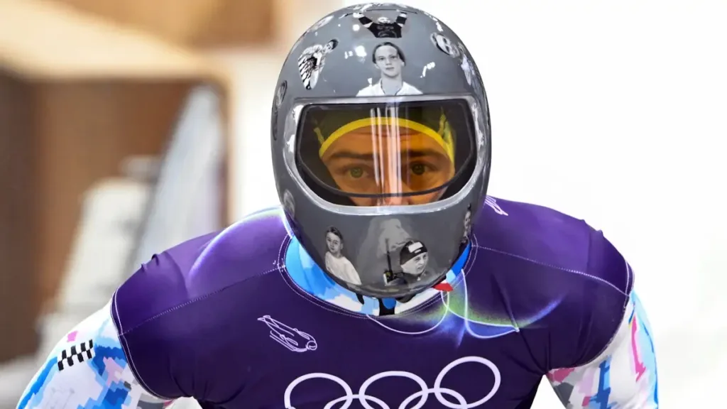 Спортсмен у шоломі готується до змагань зі скелетону