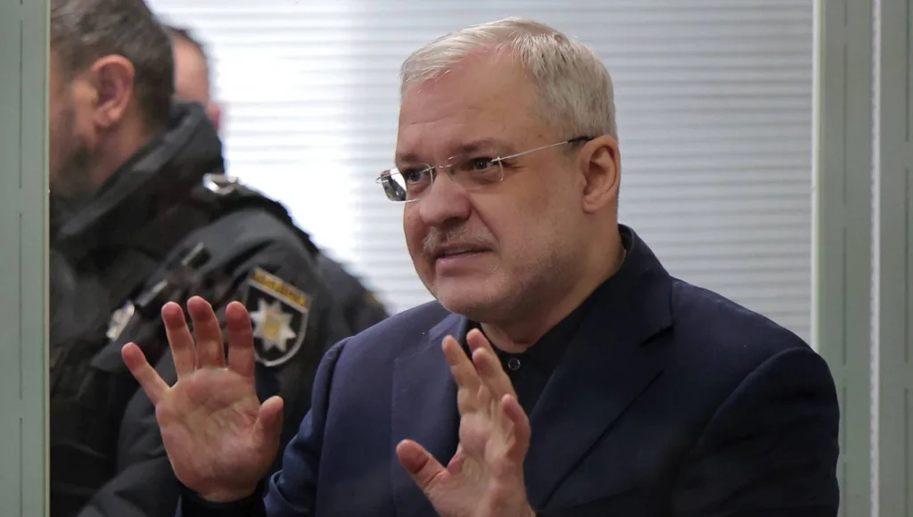 Чоловік у костюмі говорить у приміщенні суду