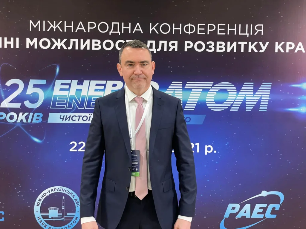 Чоловік на конференції Енергоатом 25 років