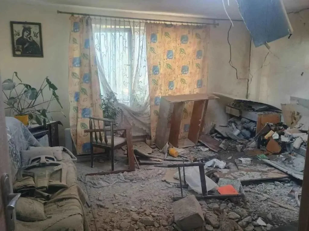 Зруйнована кімната після вибуху чи обстрілу