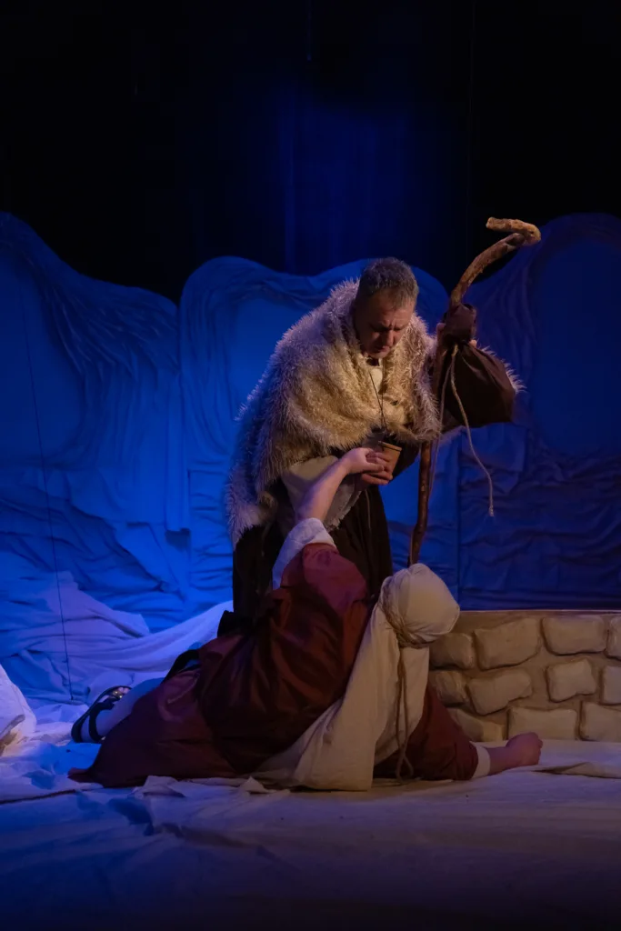 Театральна сцена з двома акторами у біблійних костюмах