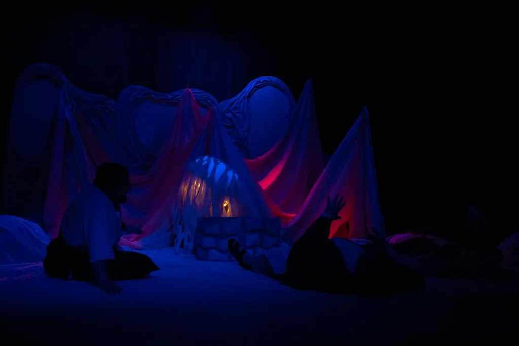 Театральна сцена з темним освітленням і тканинами