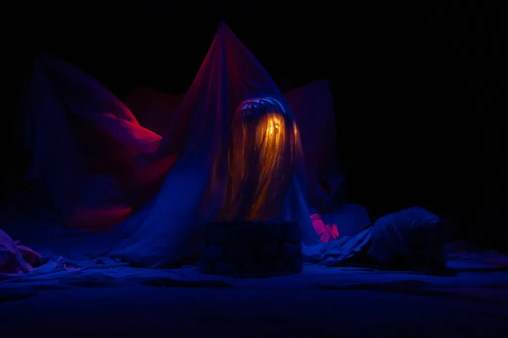 Світлова інсталяція з тканиною та ліхтарем