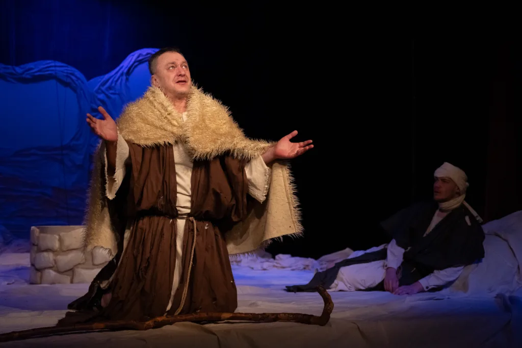 Сцена театральної вистави з акторами в історичних костюмах