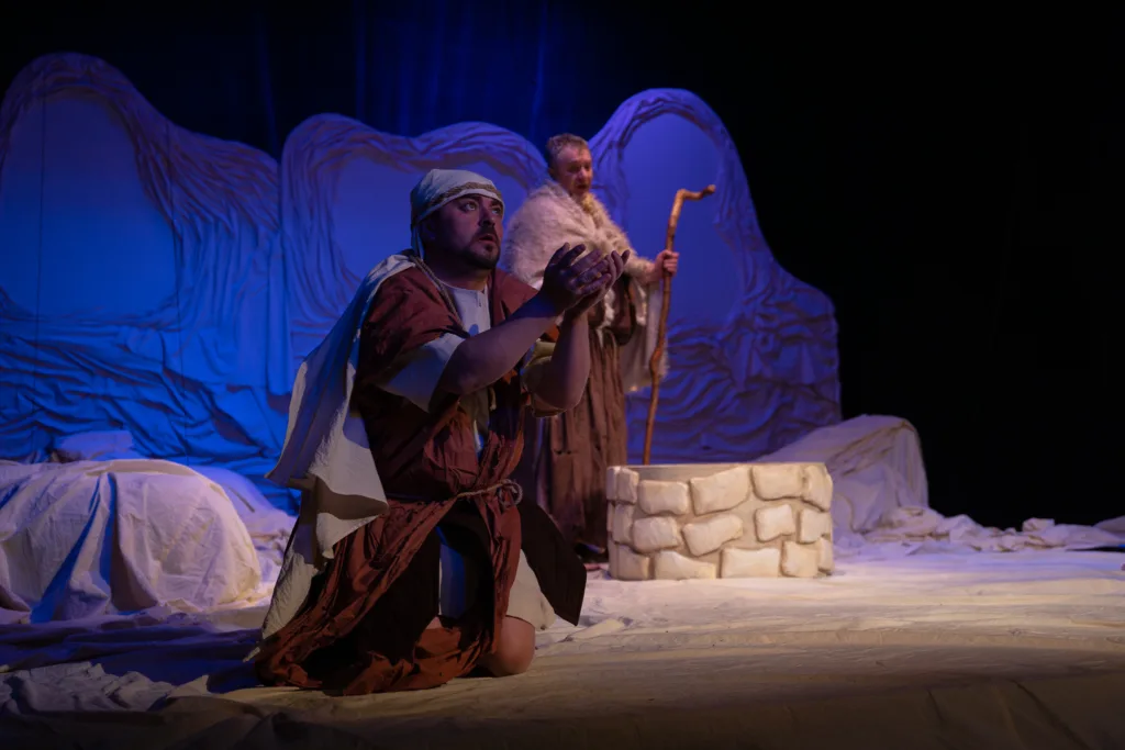 Сцена театральної вистави з акторами в костюмах