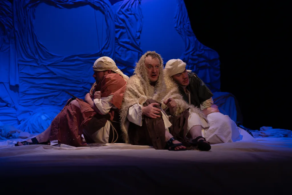 Актори виконують сцену театральної вистави на сцені