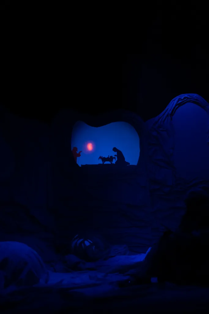 Театр тіней із синім освітленням