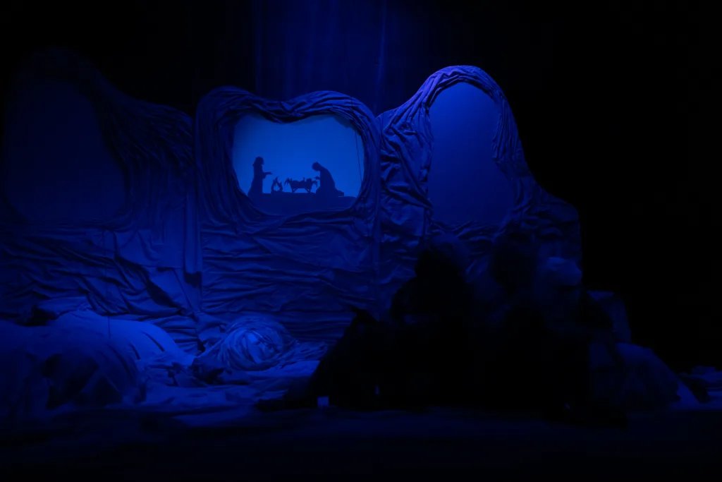 Тіньовий театр із блакитним освітленням на сцені