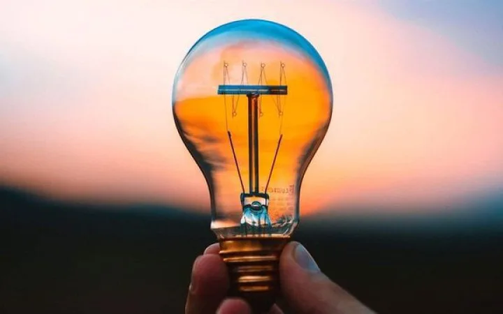 Лампочка на фоні яскравого заходу сонця