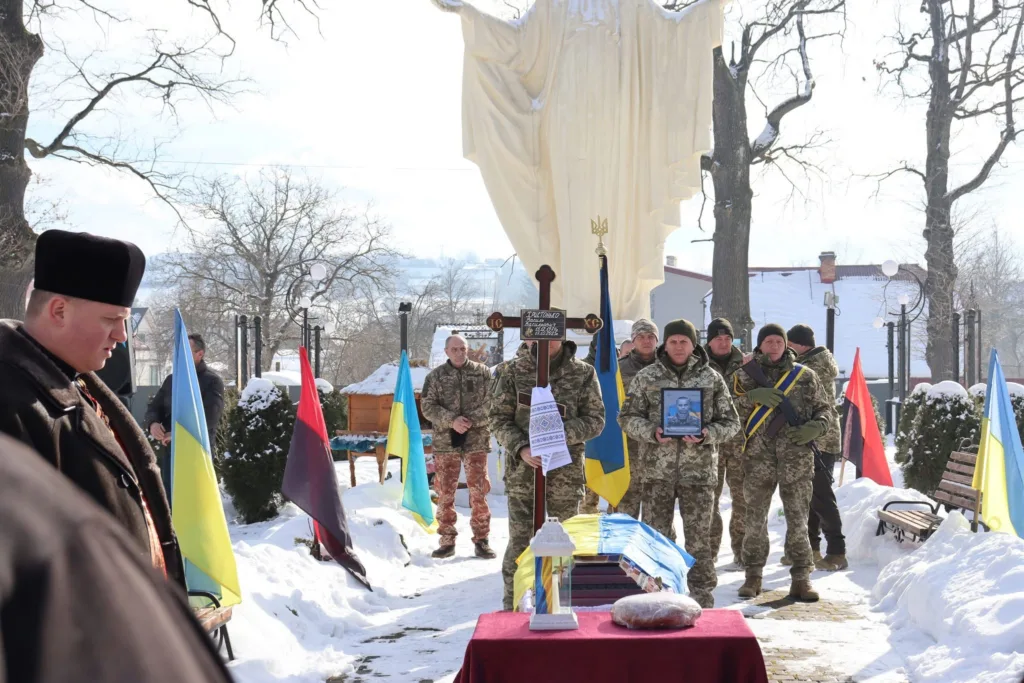 Військові на похороні героя в зимовому місті