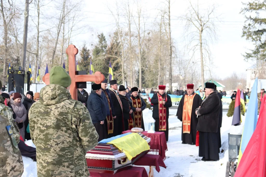 Похорон військового героя з українським прапором