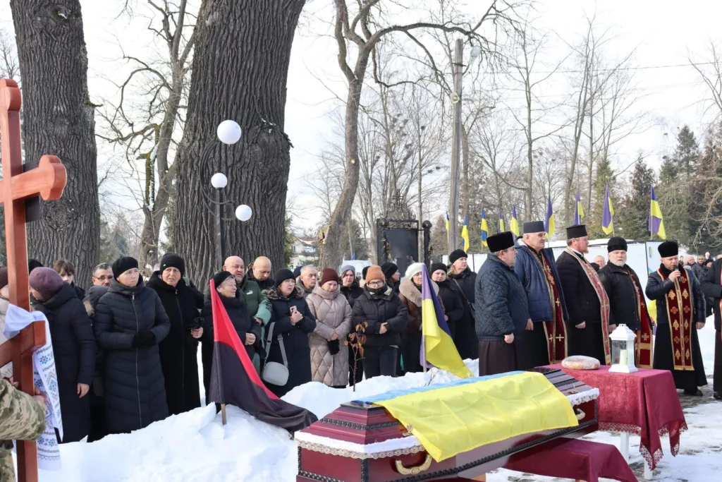 Прощання з героєм України на цвинтарі взимку