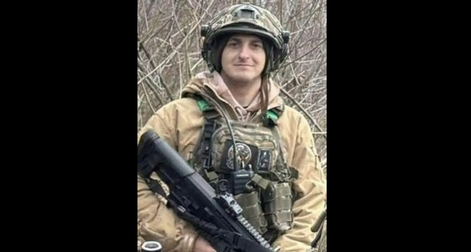 Український військовий у камуфляжі з гвинтівкою