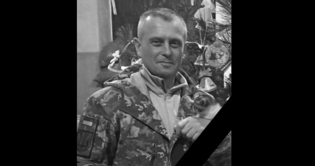 Український військовий у формі тримає кота