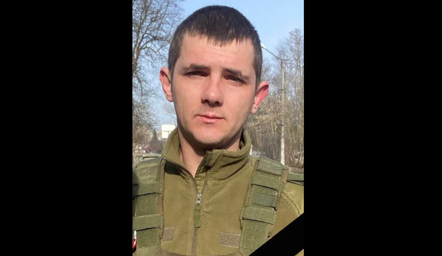 Український військовий у зеленій формі на вулиці