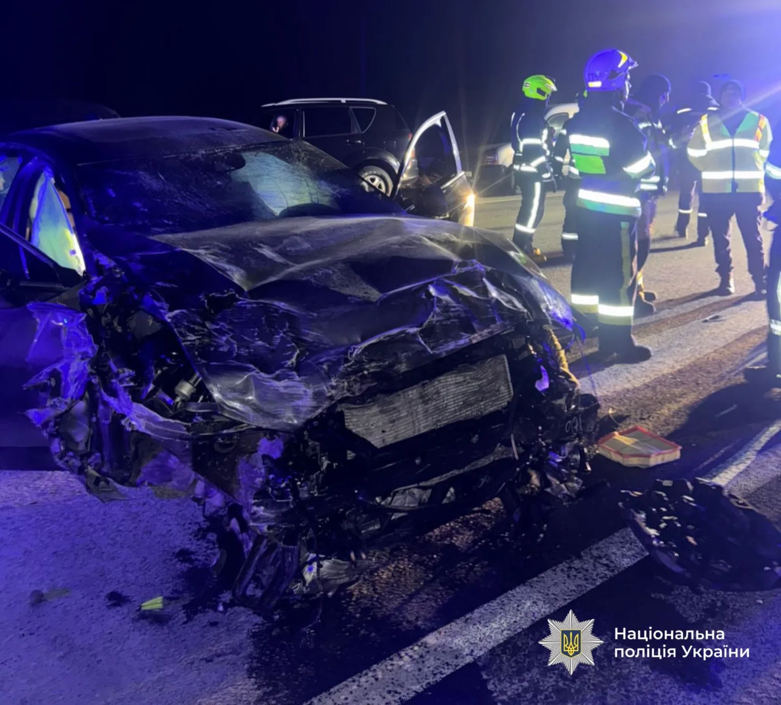 Дорожньо-транспортна пригода, пошкоджений автомобіль і рятувальники