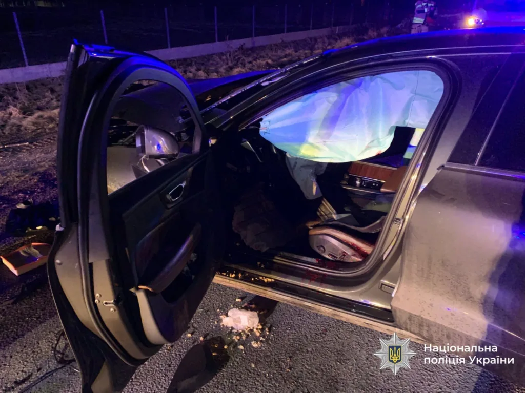 Дорожня аварія, пошкоджений автомобіль із подушкою безпеки