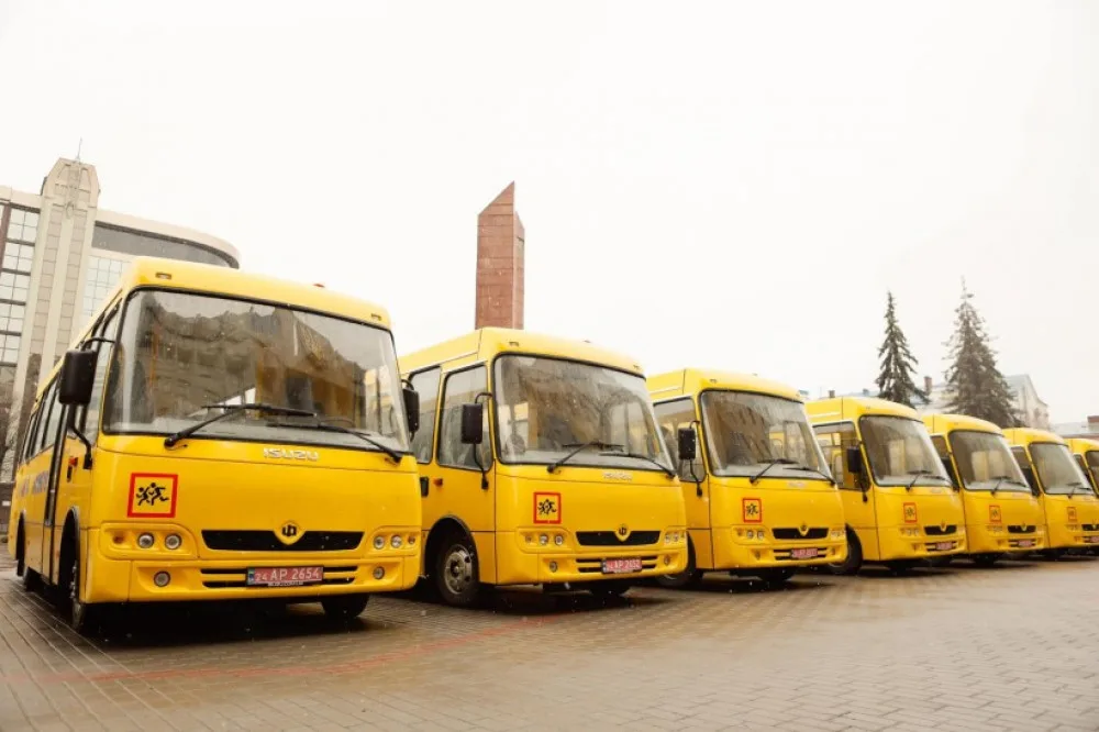 Ряд жовтих шкільних автобусів на стоянці