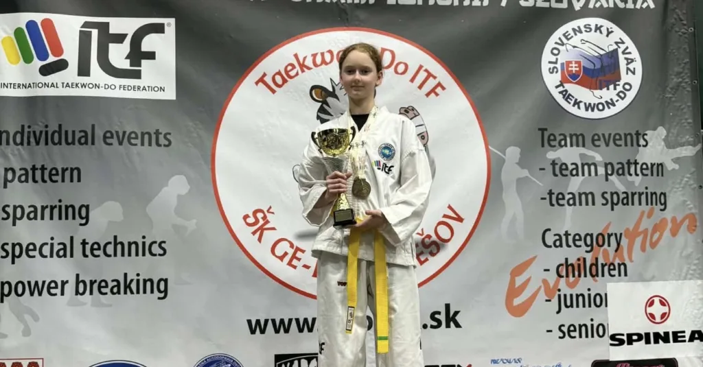 Спортсменка з кубком на турнірі з тхеквондо