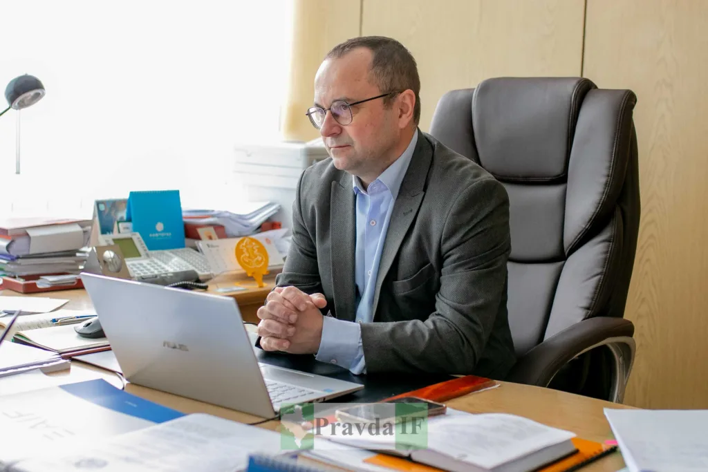 Чоловік працює за ноутбуком в офісі