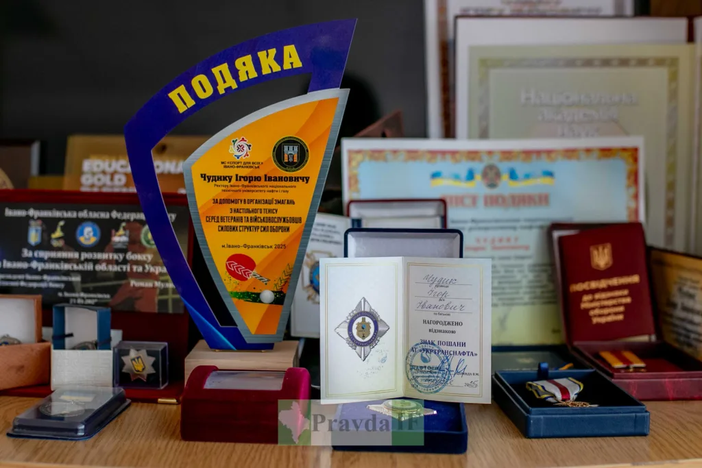 Нагороди, подяки та медалі на виставленій полиці