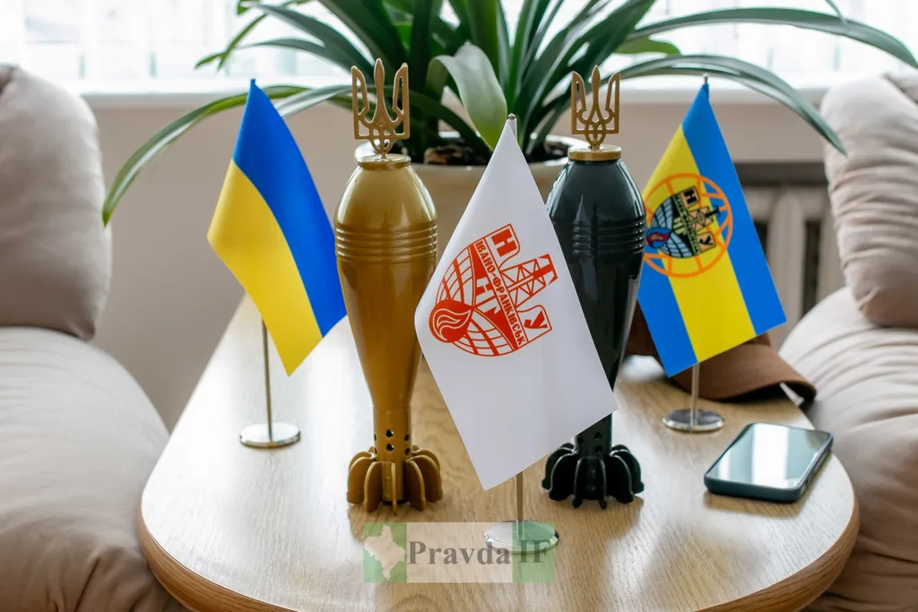 Прапори України та університету на столі