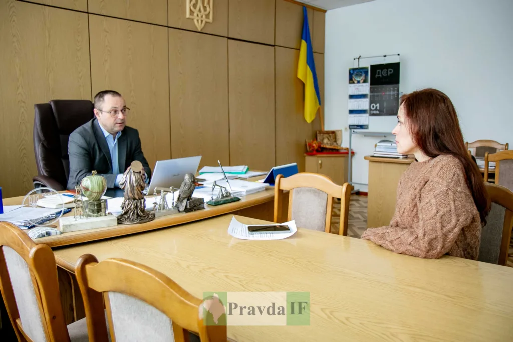 Службова зустріч у кабінеті з українським прапором