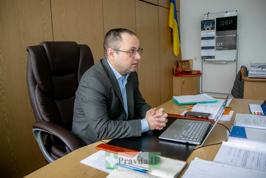 Чоловік працює за ноутбуком у офісі