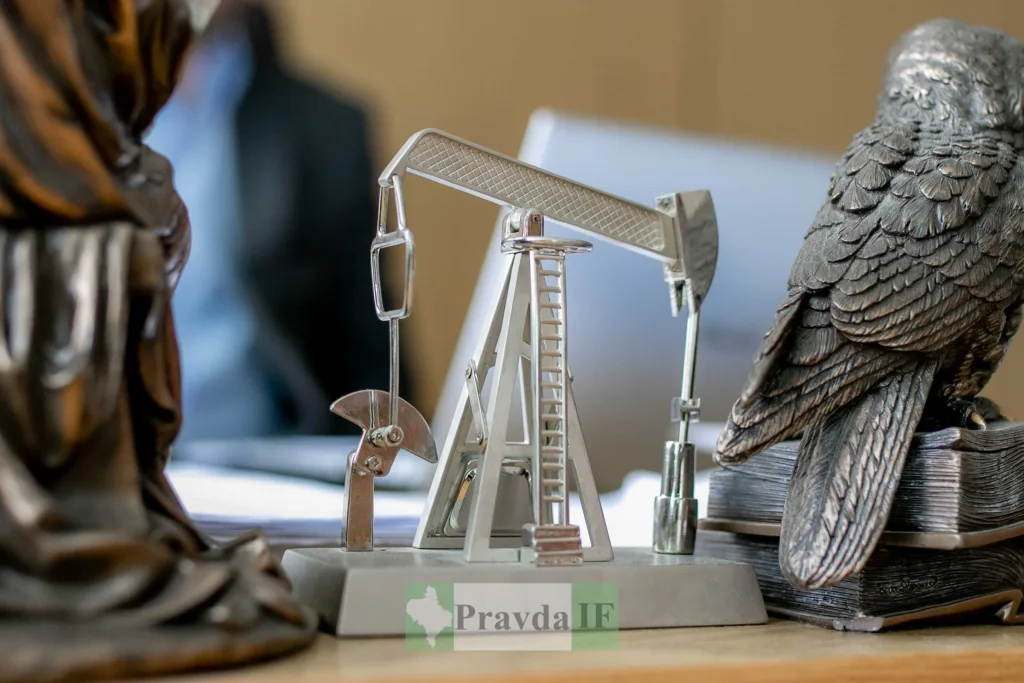 Металева модель нафтової вежі на столі