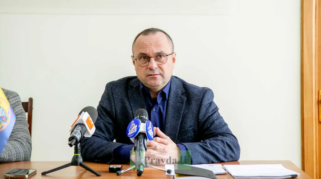 Чоловік на пресконференції з мікрофонами