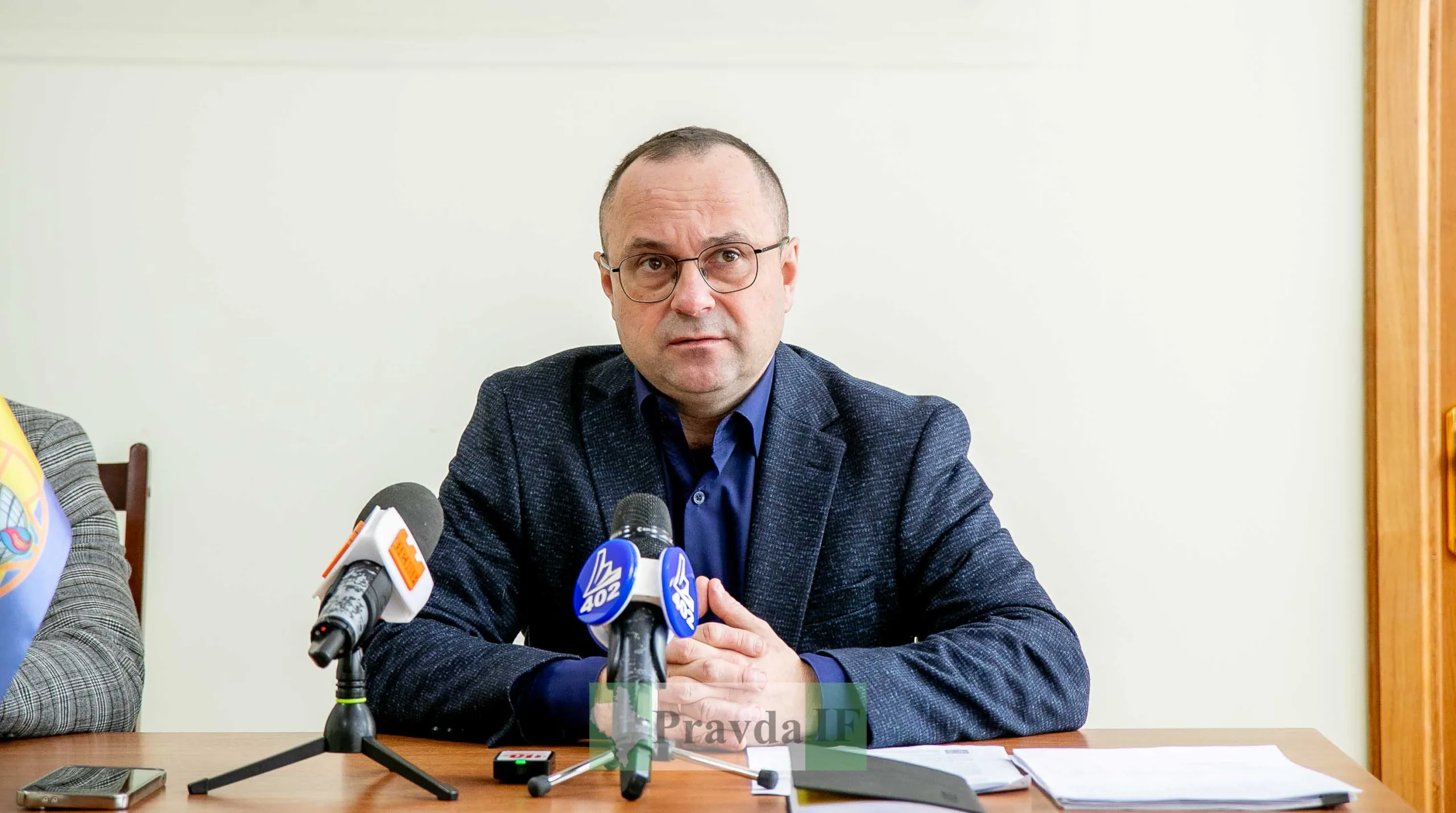 Чоловік на пресконференції з мікрофонами