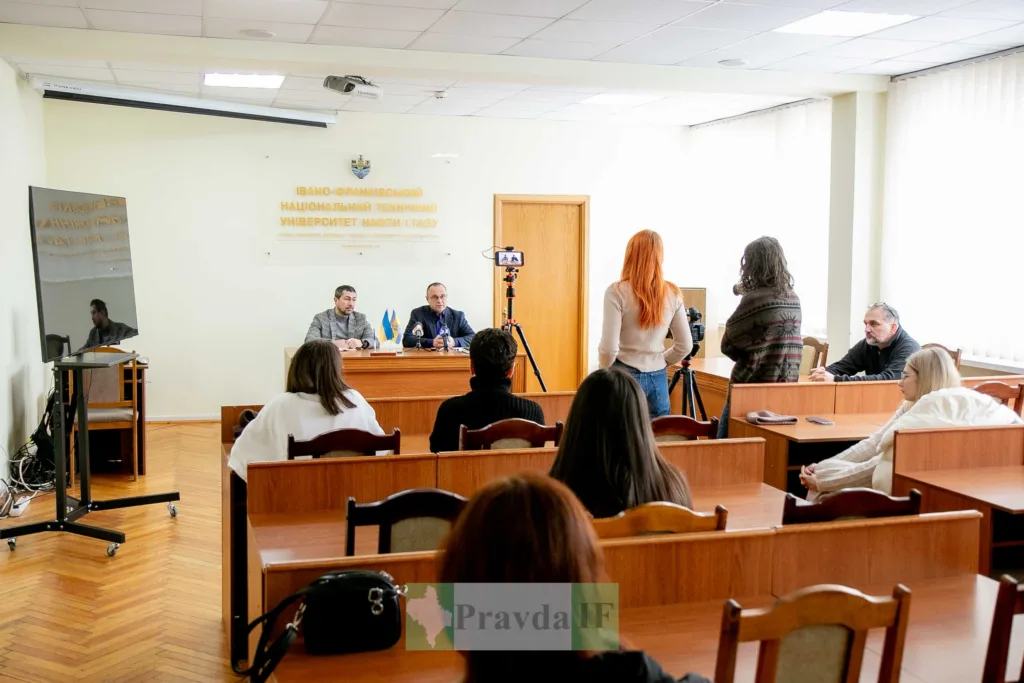 Пресконференція в університеті нафти і газу