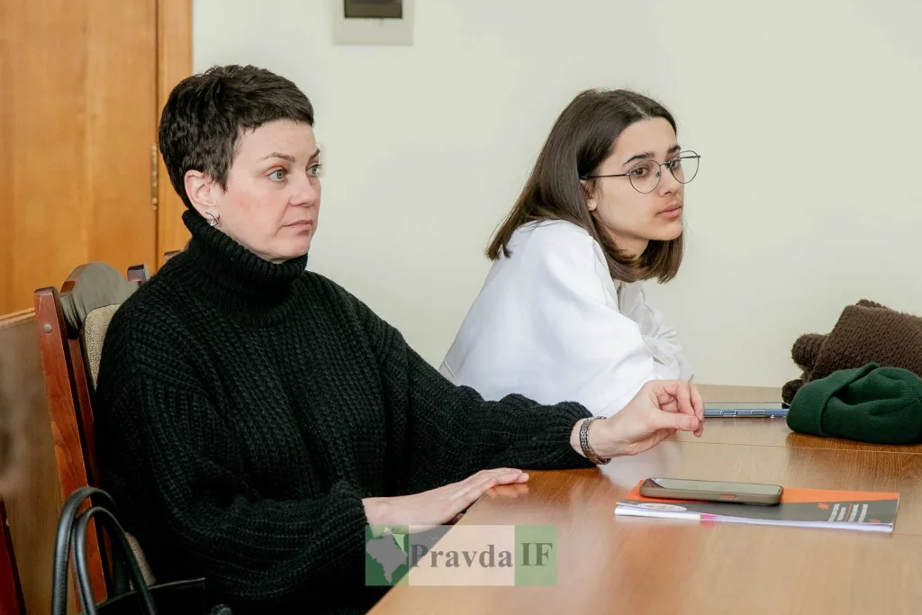 Дві жінки на нараді за столом