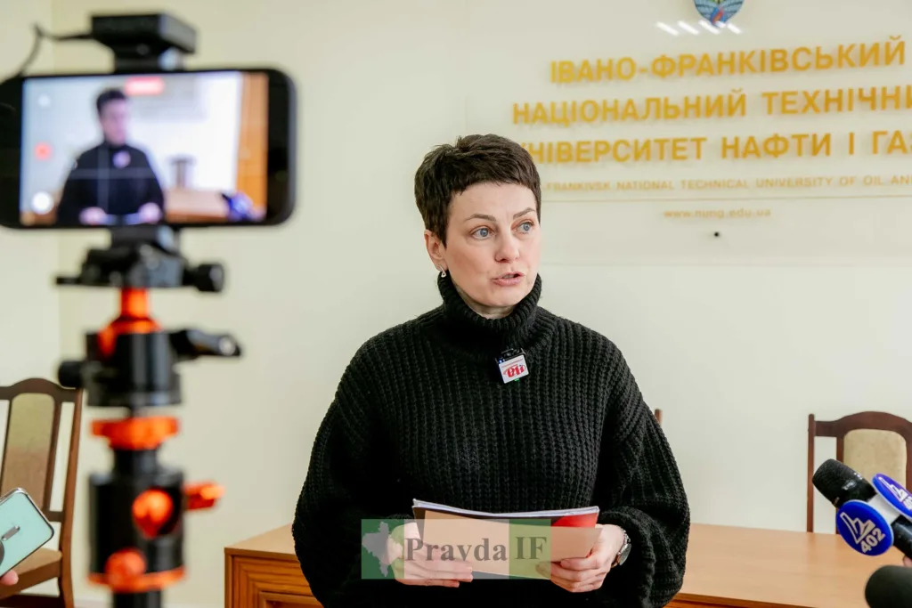 Жінка проводить пресконференцію в університеті нафти і газу