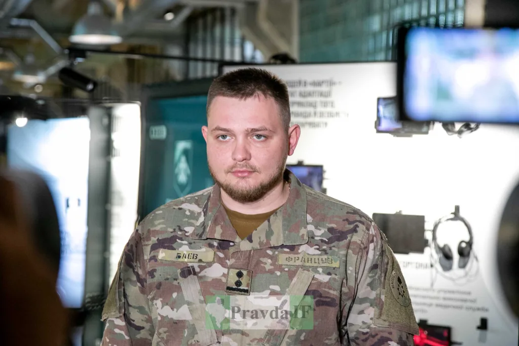 Військовий у камуфляжній формі під час інтерв'ю