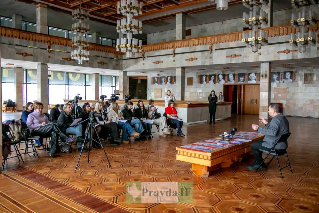 Пресконференція у великій залі з журналістами