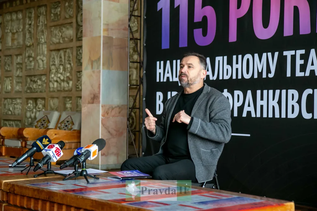 Чоловік проводить пресконференцію у театрі Івано-Франківська